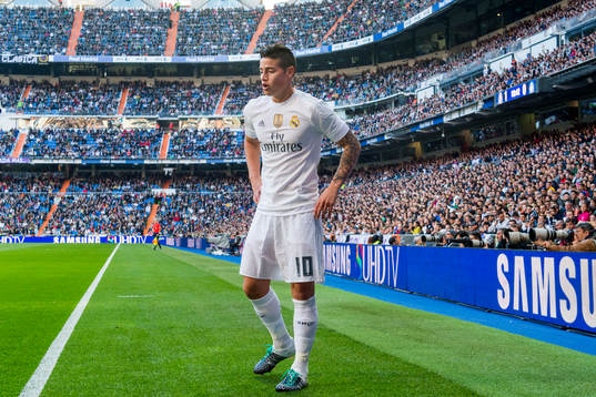 Real Madrids James Rodríguez gör sig redo att slå en
