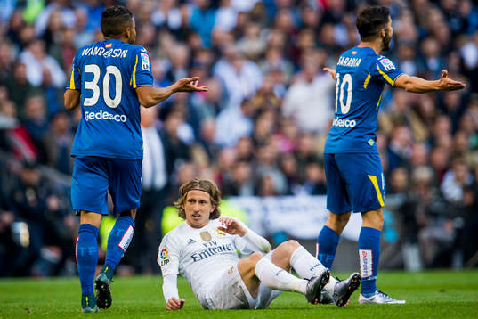 Real Madrids Danilo blir liggande
