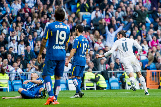 Real Madrids Gareth Bale (th) jublar