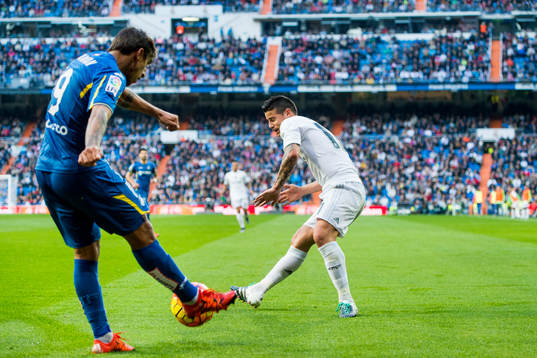 Real Madrids James Rodríguez täcker passningen från