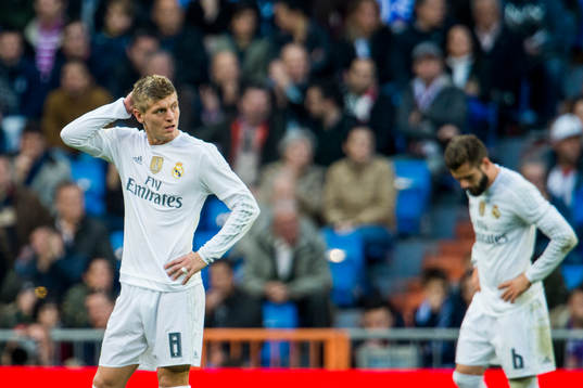 Real Madrids Toni Kroos och Nacho Monreal deppar
