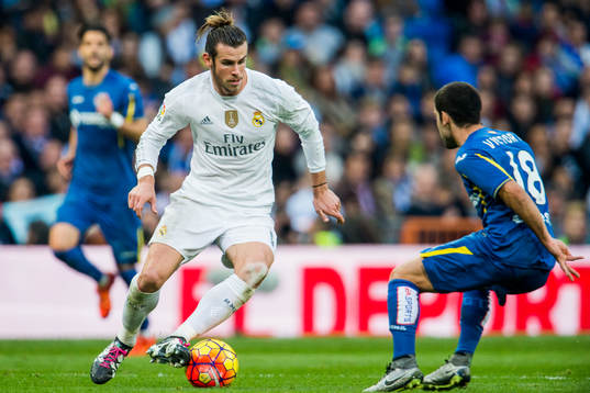 Real Madrids Gareth Bale bevakas av Getafes Víctor