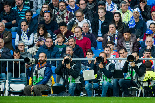 Fotografer följer matchen