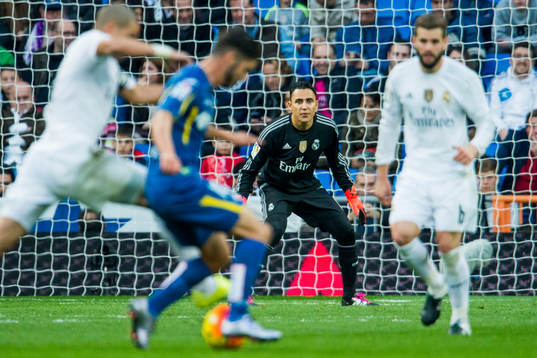Real Madrids målvakt Keylor Navas följer ett anfall