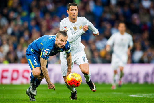 Real Madrids Cristiano Ronaldo jagar boll från Getafes