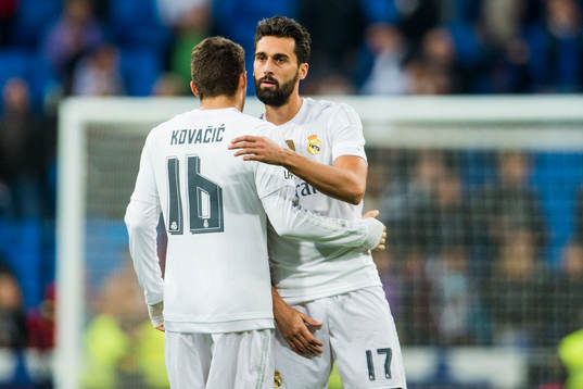 Real Madrids Alvaro Arbeloa kramas om av Mateo Kovacic