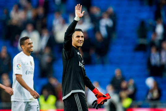 Real Madrids målvakt Keylor Navas tackar publiken när han