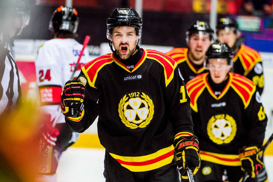 Brynäs Johan Alcén jublar