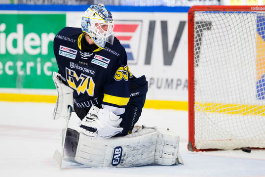 s målvakt Fredrik Pettersson-Wentzel ser pucken gå in