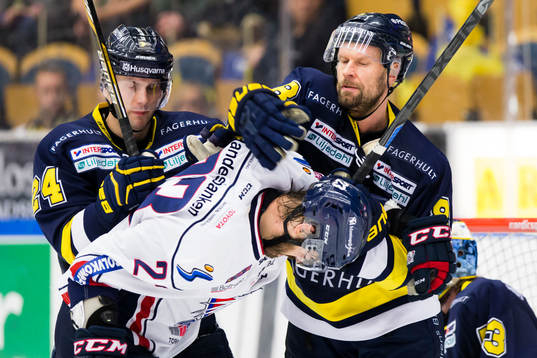 s Erik Christensen och Jere Karalahti i gruff med