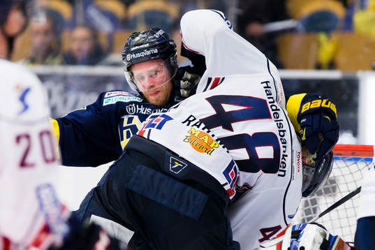 s Mattias Tedenby i gruff med Linköpings Daniel Rahimi