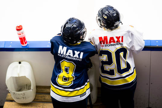 Knattespelare väntar på att få samla in puckar