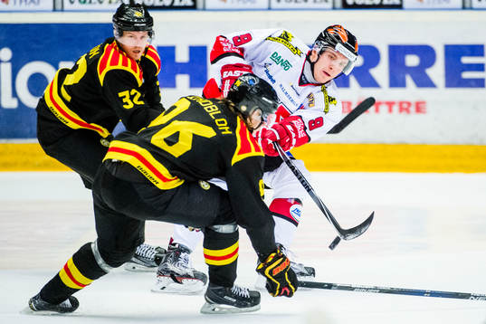 Brynäs Nick Johnson och Oskar Lindblom i en kamp mot