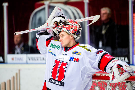 Örebros målvakt Henrik Lundberg deppar