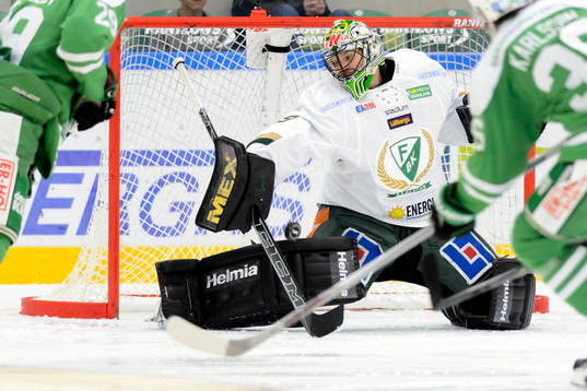 Färjestads målvakt Justin Pogge räddar ett skott