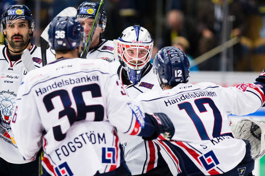 Linköpings målvakt David Rautio jublar med lagkamrater