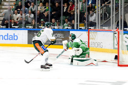 Färjestads David Rundqvist kommer fri med Rögles målvakt