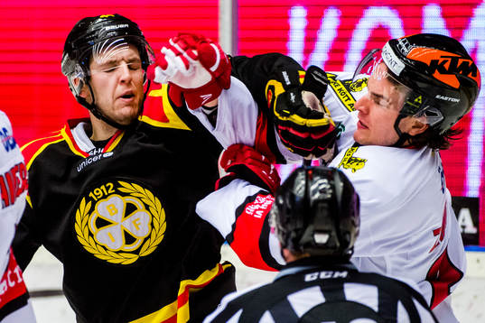 Brynäs Jacob Blomqvist i bråk med Örebros Petr Zamorsky