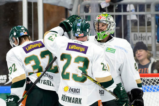 Färjestads Martin Röymark jublar med målvakt Justin Pogge