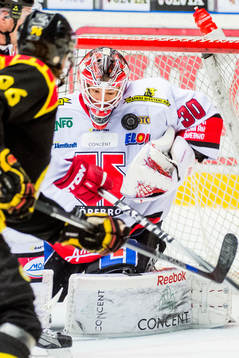Örebros målvakt Henrik Lundberg räddar skott