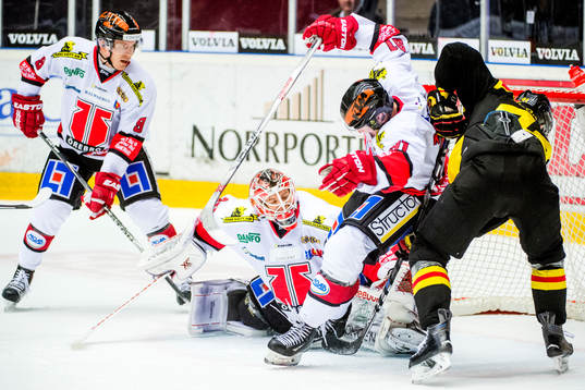 Brynäs Jacob Blomqvist gör 2-1 bakom Örebros målvakt