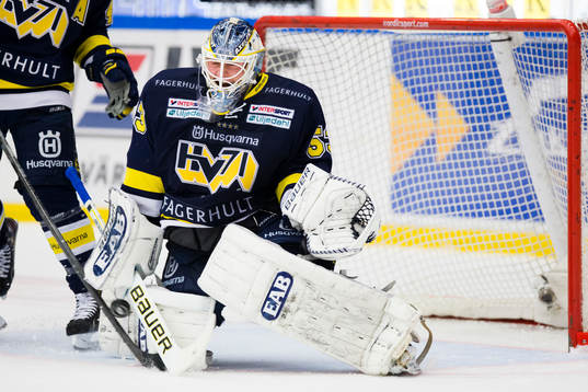 s målvakt Fredrik Pettersson-Wentzel räddar