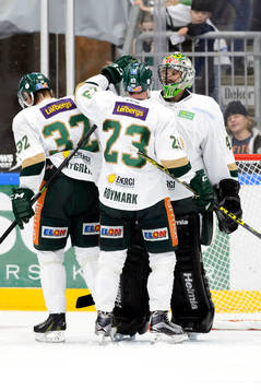 Färjestads Martin Röymark jublar med målvakt Justin Pogge