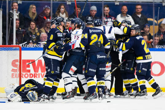 s målvakt Fredrik Pettersson-Wentzel blir liggande och