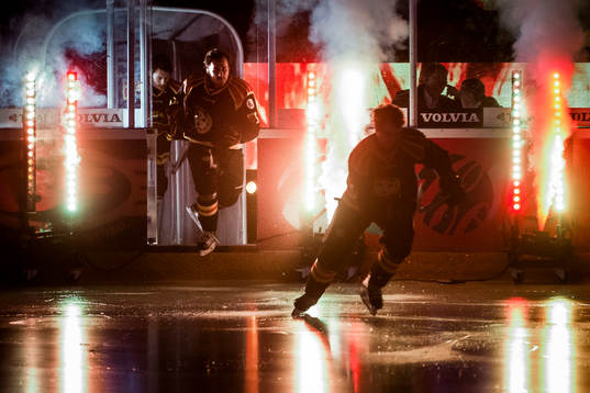Brynäs Sebastian Enterfeldt gör entre på isen före