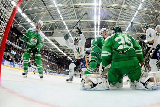 Färjestads Robbie Earl (m) jublar vid 2-4 och Kevin