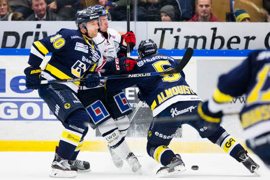 s Martin Thörnberg och Adam Almquist (h) tacklar
