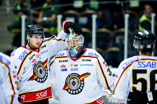 Luleås målvakt Filip Gustafsson jublar