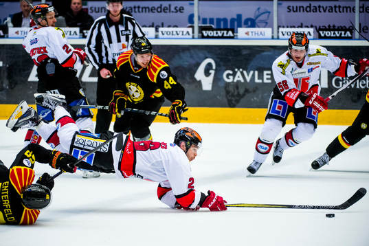 Örebros Greg Squires faller
