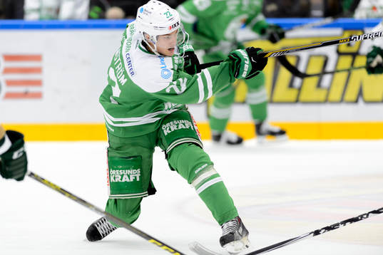 Rögles Sebastian Wännström skjuter ett skott