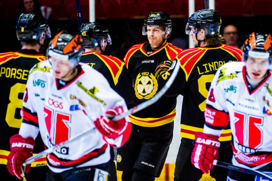 Brynäs Nick Johnson  jublar