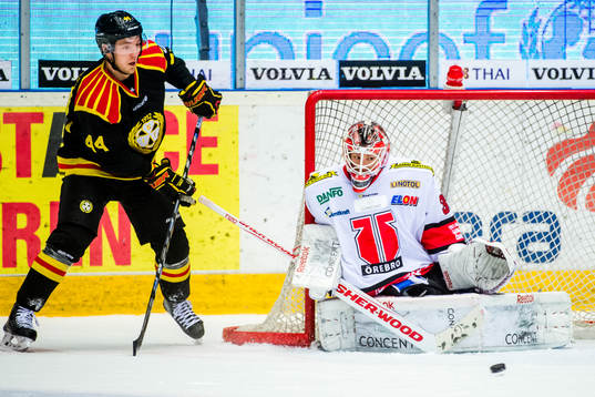 Brynäs Jacob Blomqvist assisterar Johan Alcén, ej i bild,