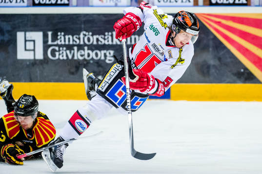 Brynäs Sondre Olden fäller Örebros Peter Andersson