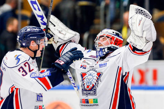 Linköpings Carl Dahlström och målvakt David Rautio jublar