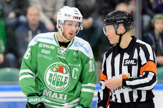 Rögles Christopher Liljewall pareter med domare Tobias