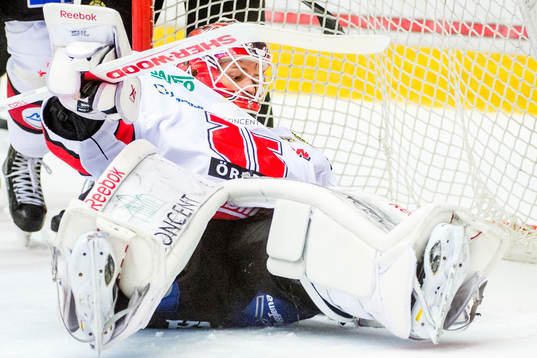 Örebros målvakt Henrik Lundberg räddar skott