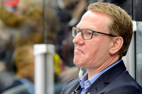 Rögles assisterande tränare Magnus Bogren ser deppad ut