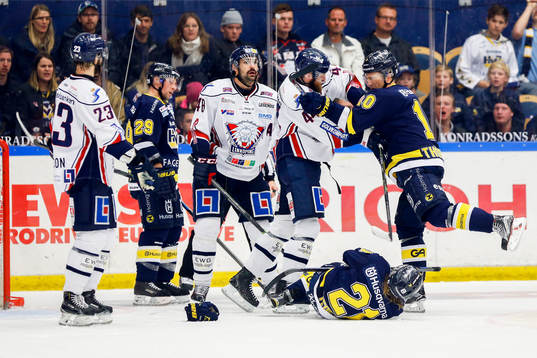 s Mattias Tedenby blir liggande