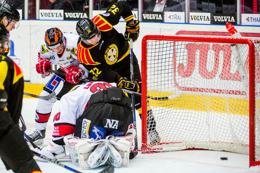 Brynäs Nick Johnson gör 2-1 bakom Örebros målvakt