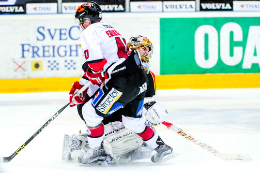 Brynäs målvakt Bernhard Starkbaum i en kollision med