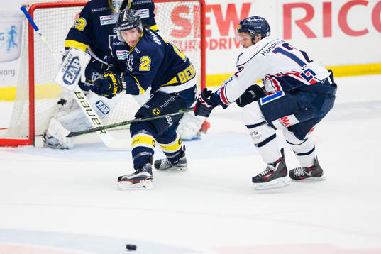 s Kristofer Berglund mot Linköpings Sebastian Karlsson