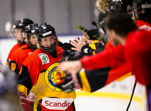 Skånes Agnez Svensson  firar med lagkamrater