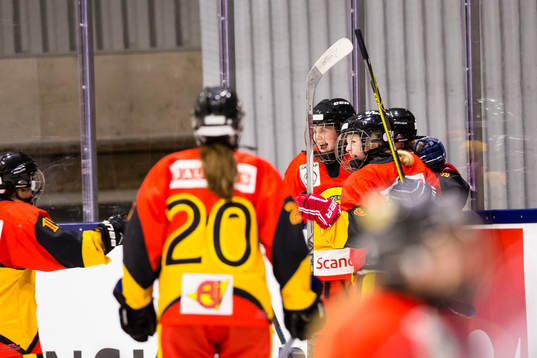 Skånes Sofie Lundin jublar med lagkamrater