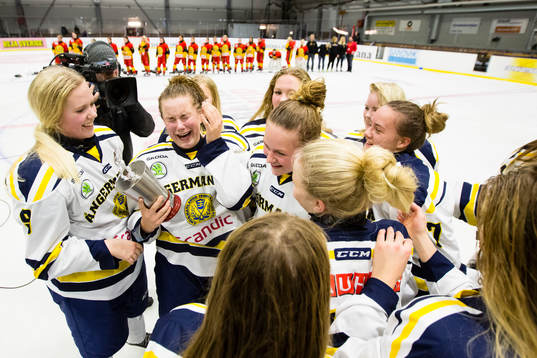 Ångermanlands spelare jublar med pokalen