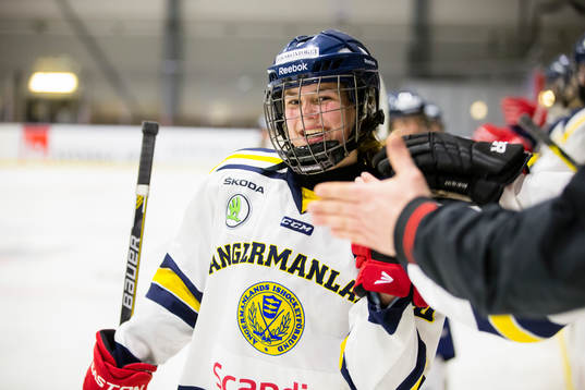 Ångermanlands Madelen Westerlund firar 2-2 målet med