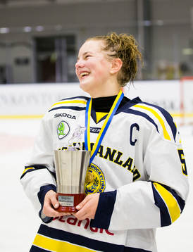 Ångermanlands lagkapten Madelen Westerlund med pokalen